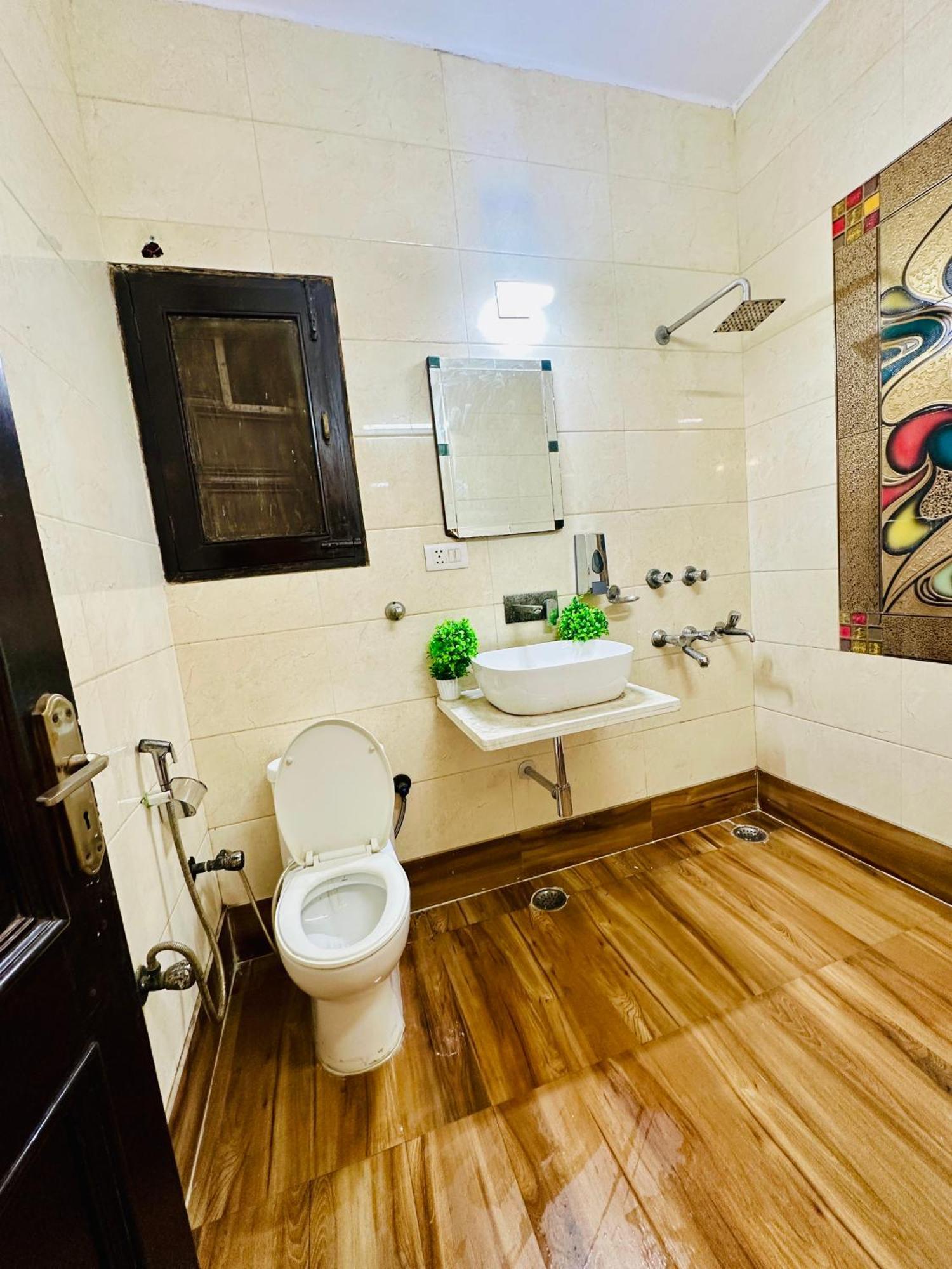The White Scent-Near Noida Sector 18 Metro Hotell Eksteriør bilde