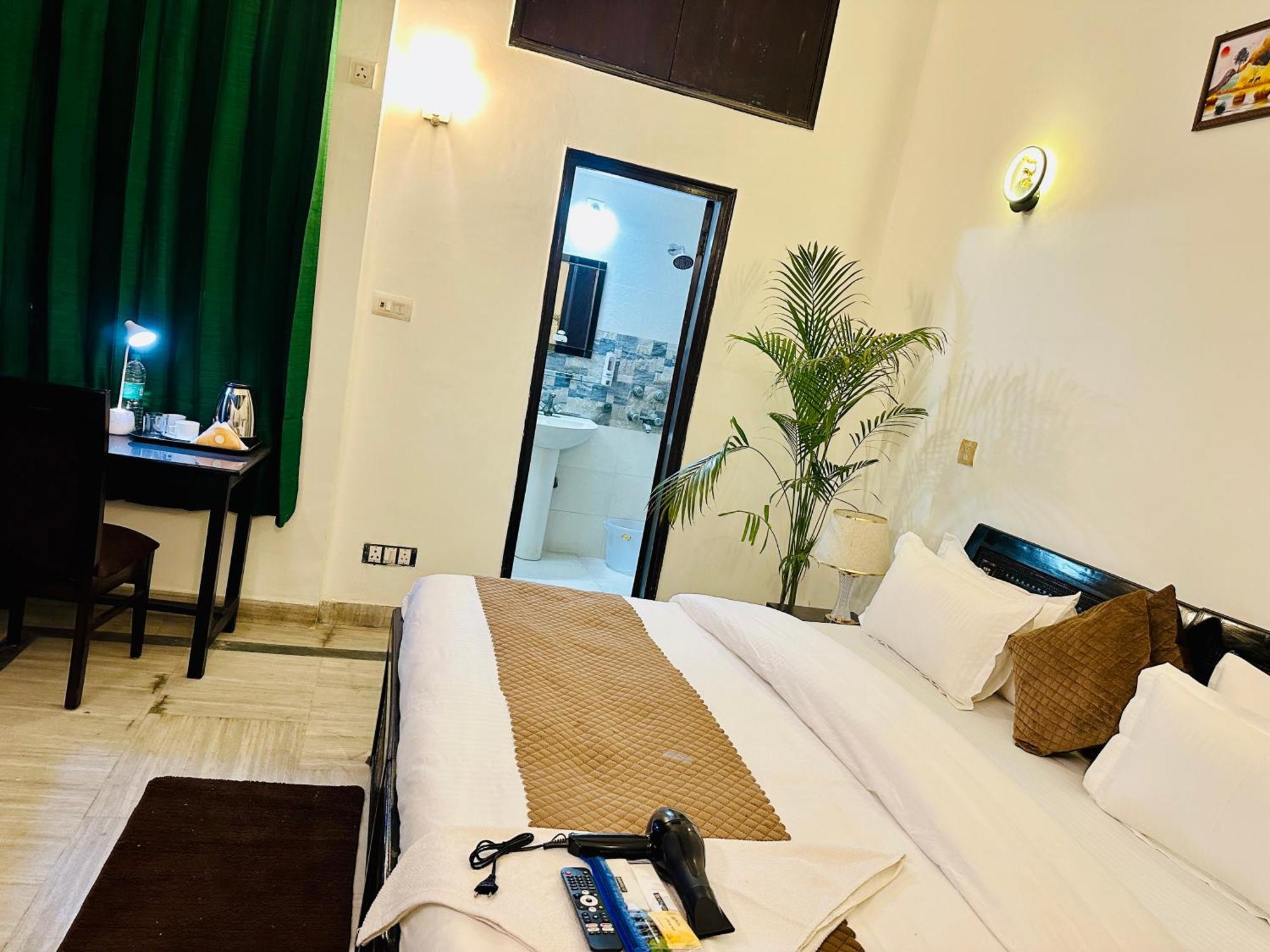 The White Scent-Near Noida Sector 18 Metro Hotell Eksteriør bilde