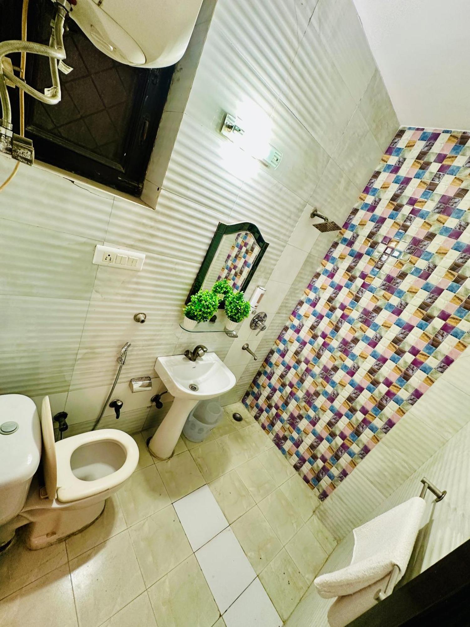 The White Scent-Near Noida Sector 18 Metro Hotell Eksteriør bilde
