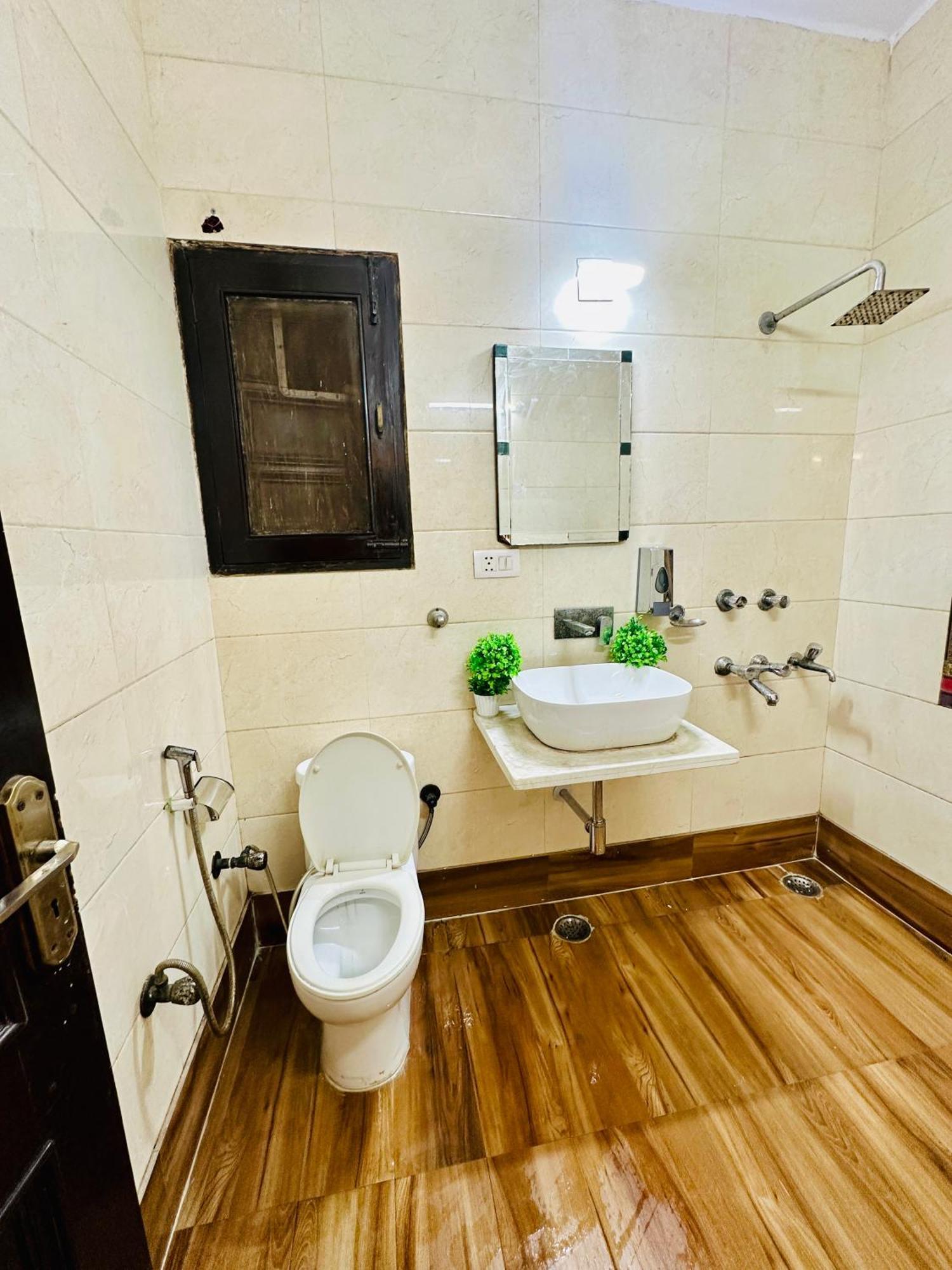 The White Scent-Near Noida Sector 18 Metro Hotell Eksteriør bilde
