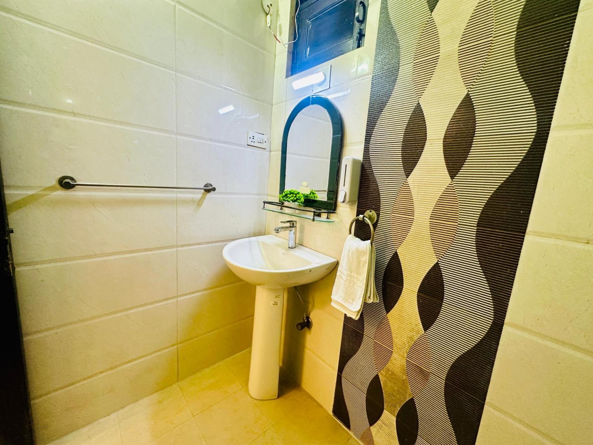 The White Scent-Near Noida Sector 18 Metro Hotell Eksteriør bilde
