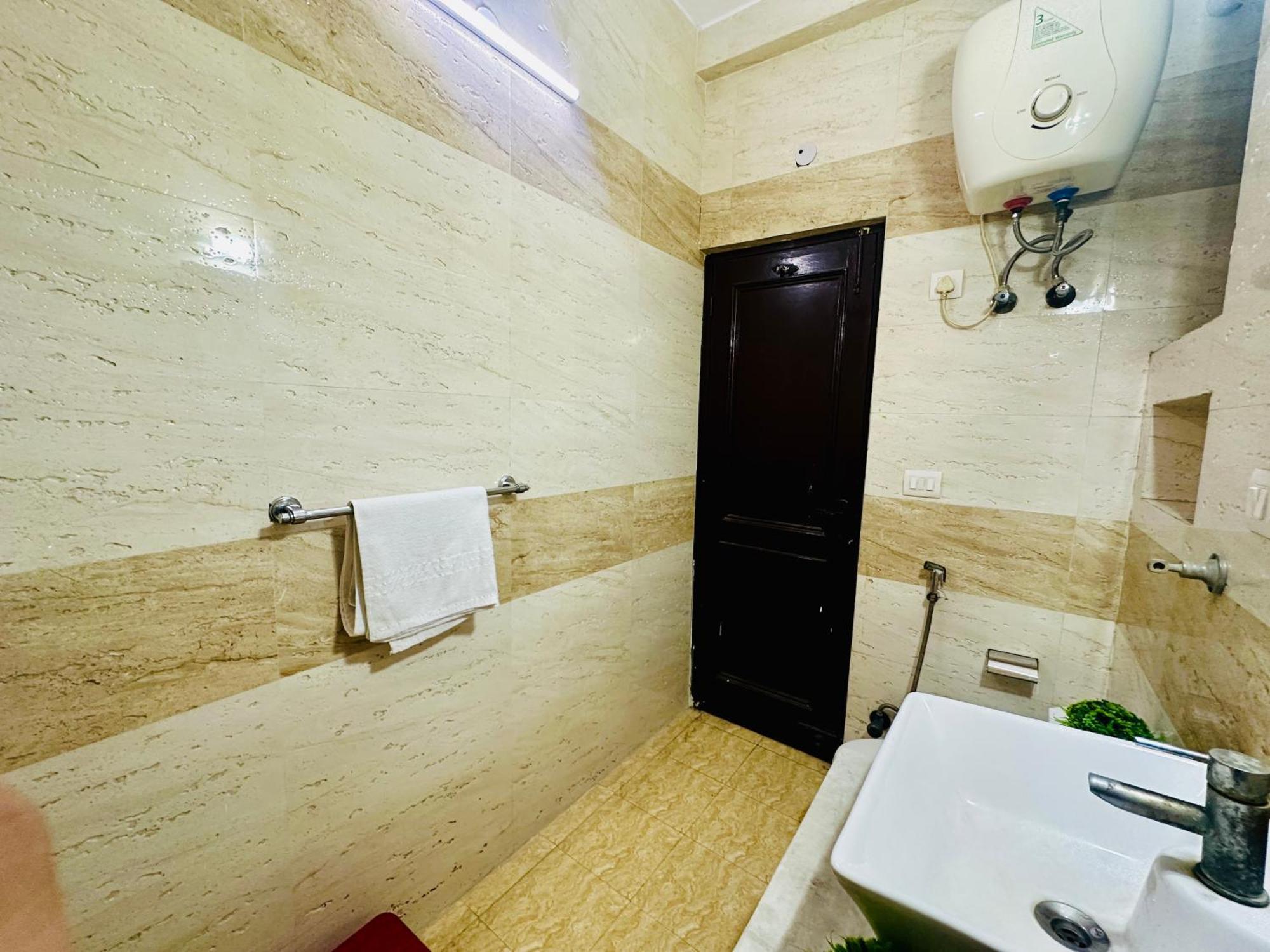 The White Scent-Near Noida Sector 18 Metro Hotell Eksteriør bilde