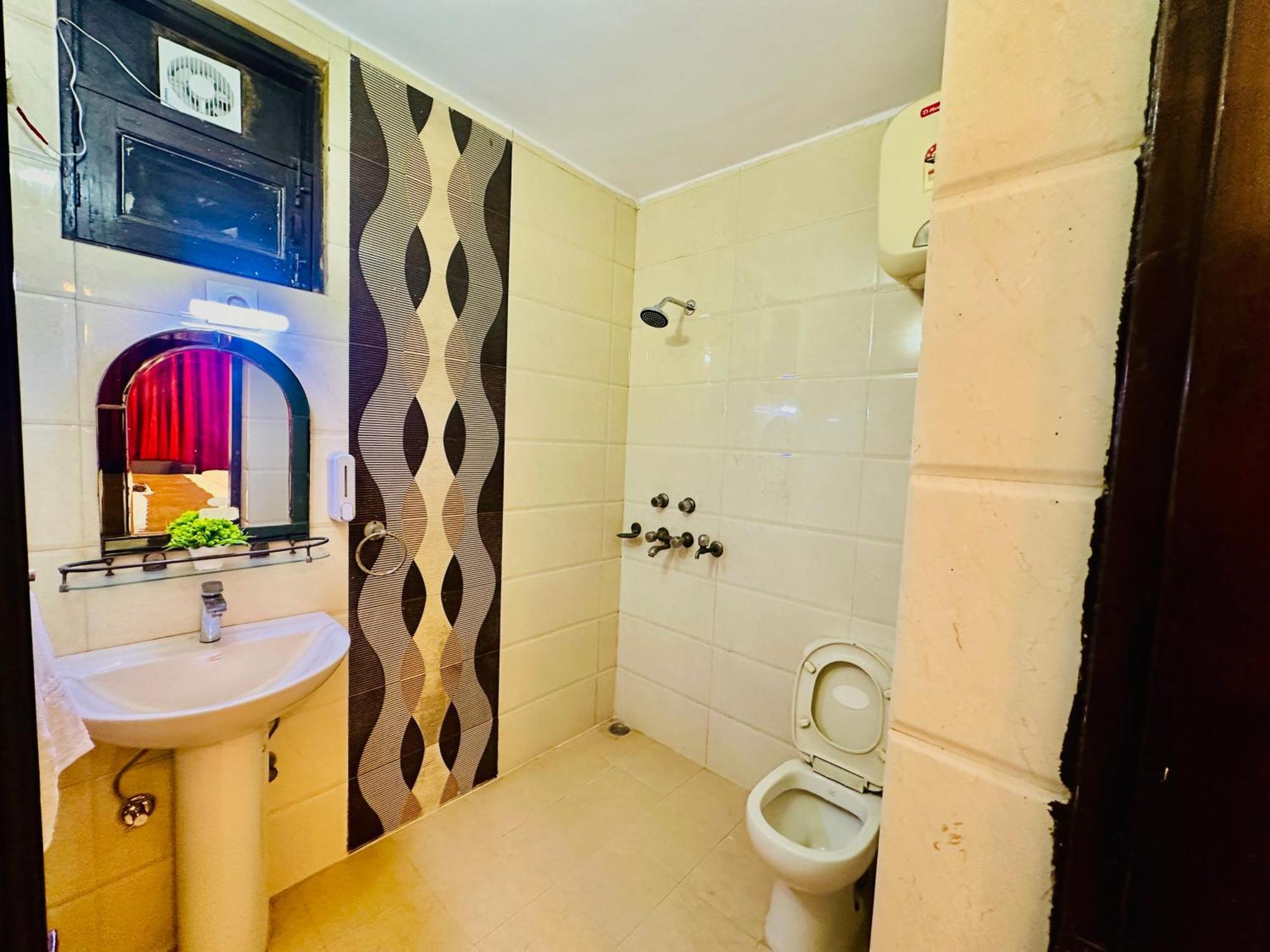 The White Scent-Near Noida Sector 18 Metro Hotell Eksteriør bilde