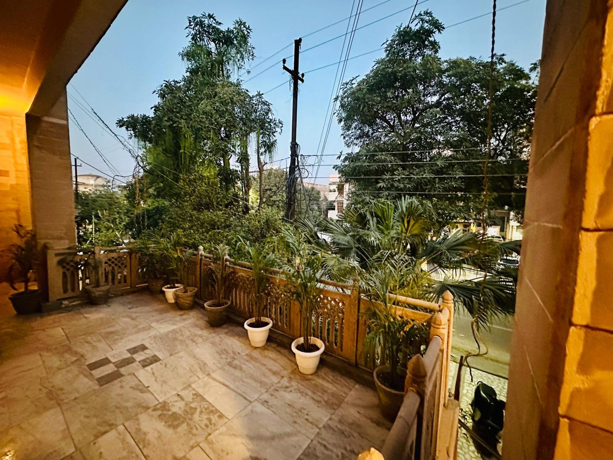 The White Scent-Near Noida Sector 18 Metro Hotell Eksteriør bilde