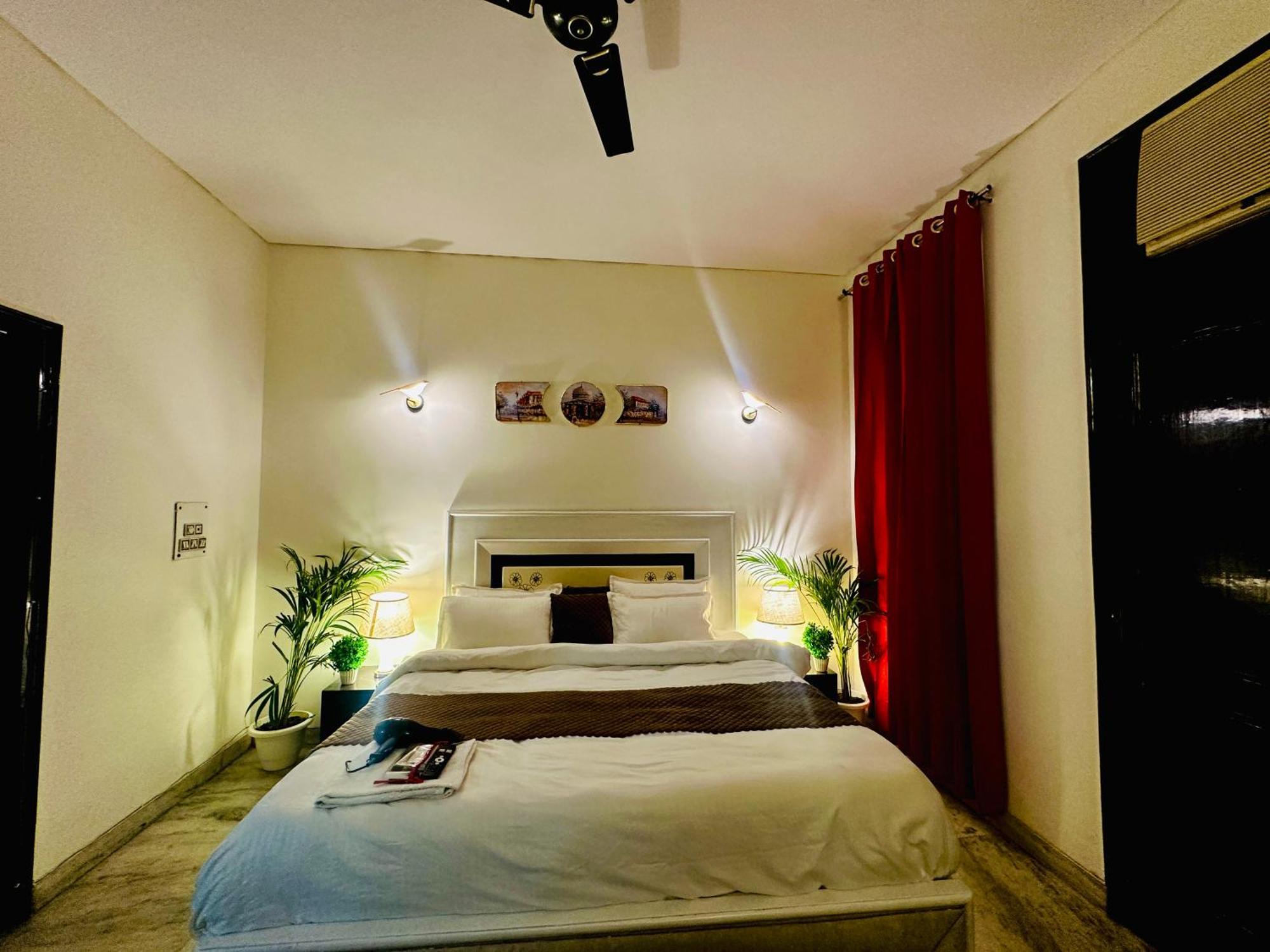 The White Scent-Near Noida Sector 18 Metro Hotell Eksteriør bilde