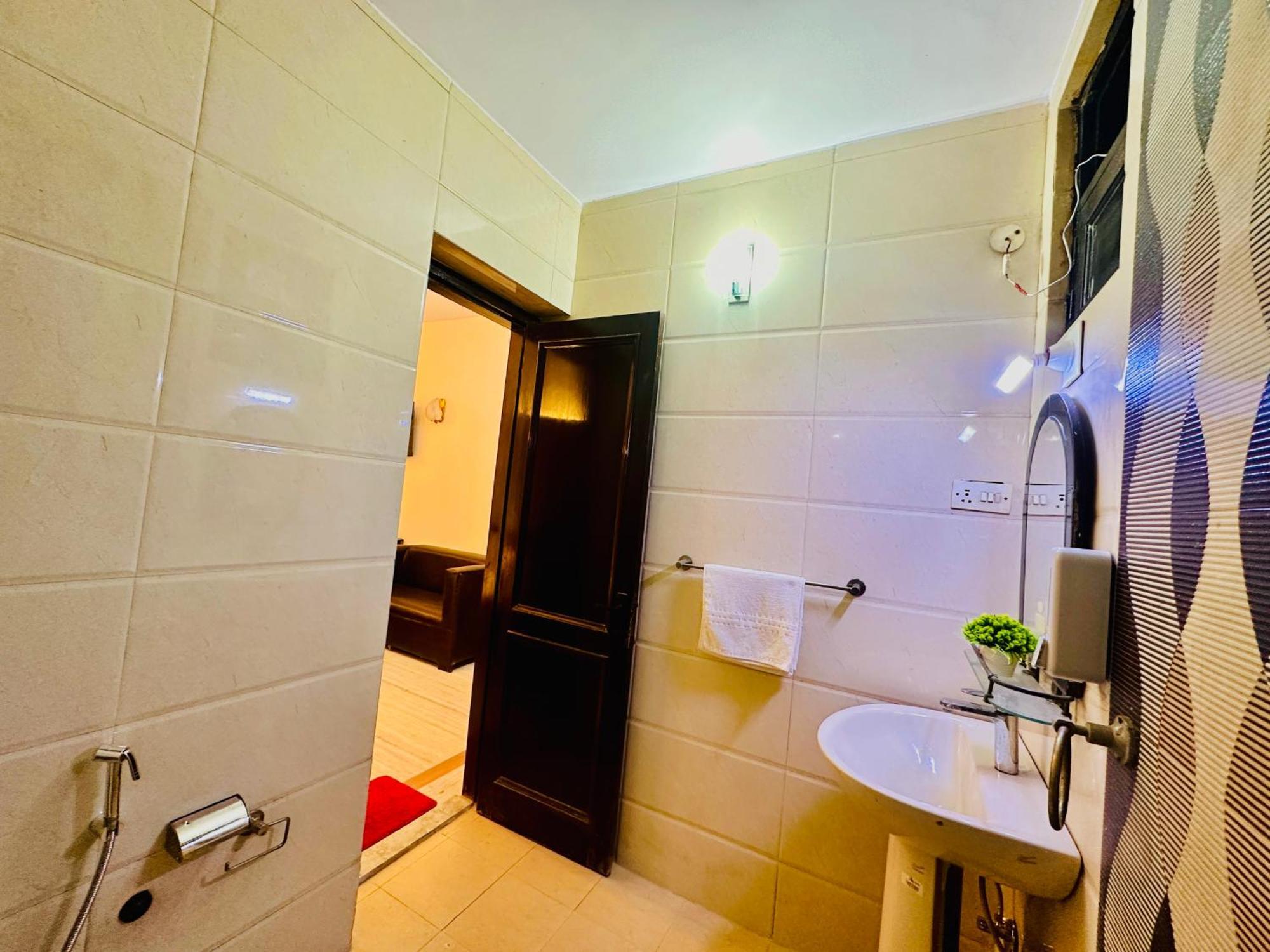 The White Scent-Near Noida Sector 18 Metro Hotell Eksteriør bilde