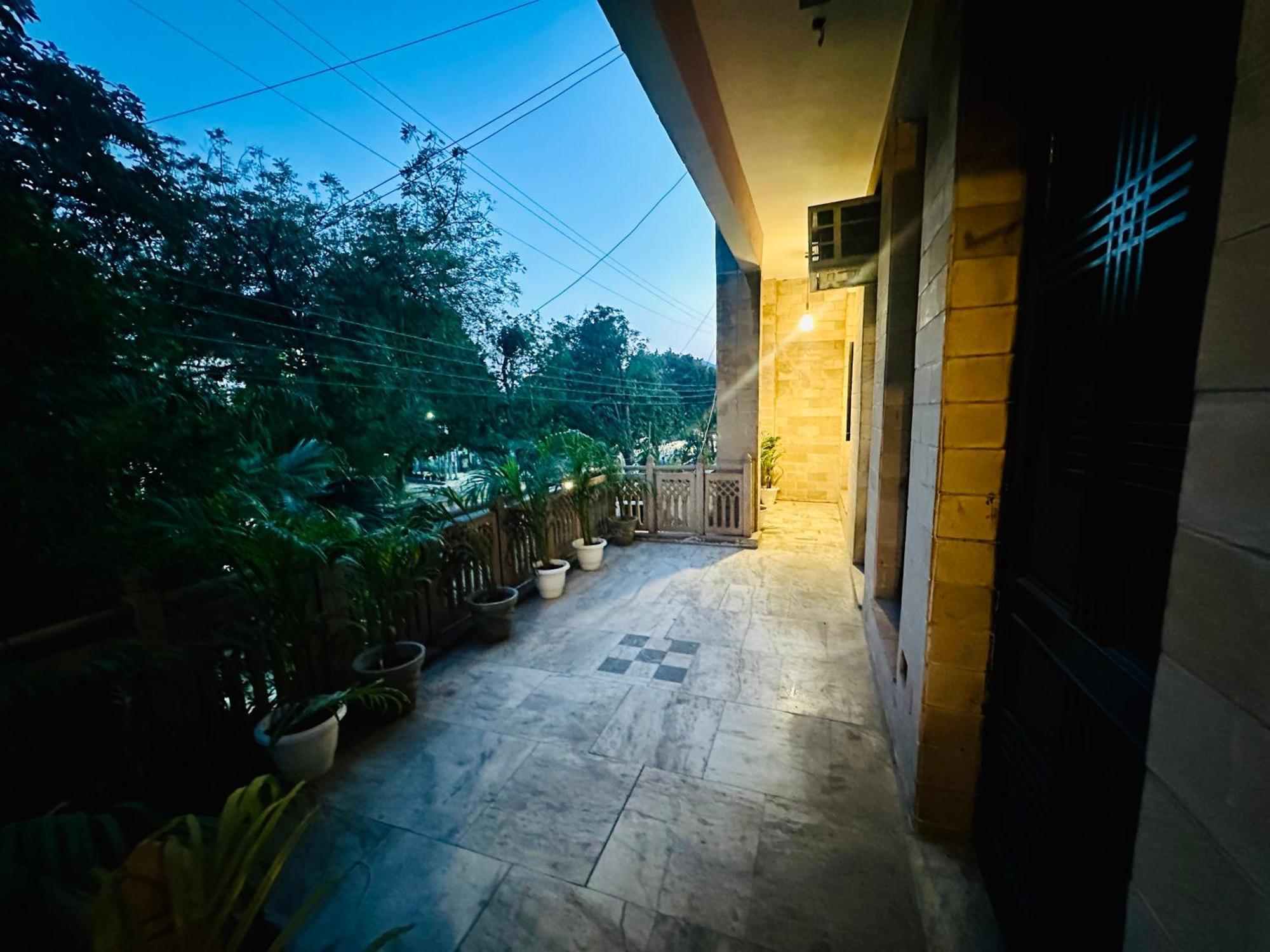 The White Scent-Near Noida Sector 18 Metro Hotell Eksteriør bilde