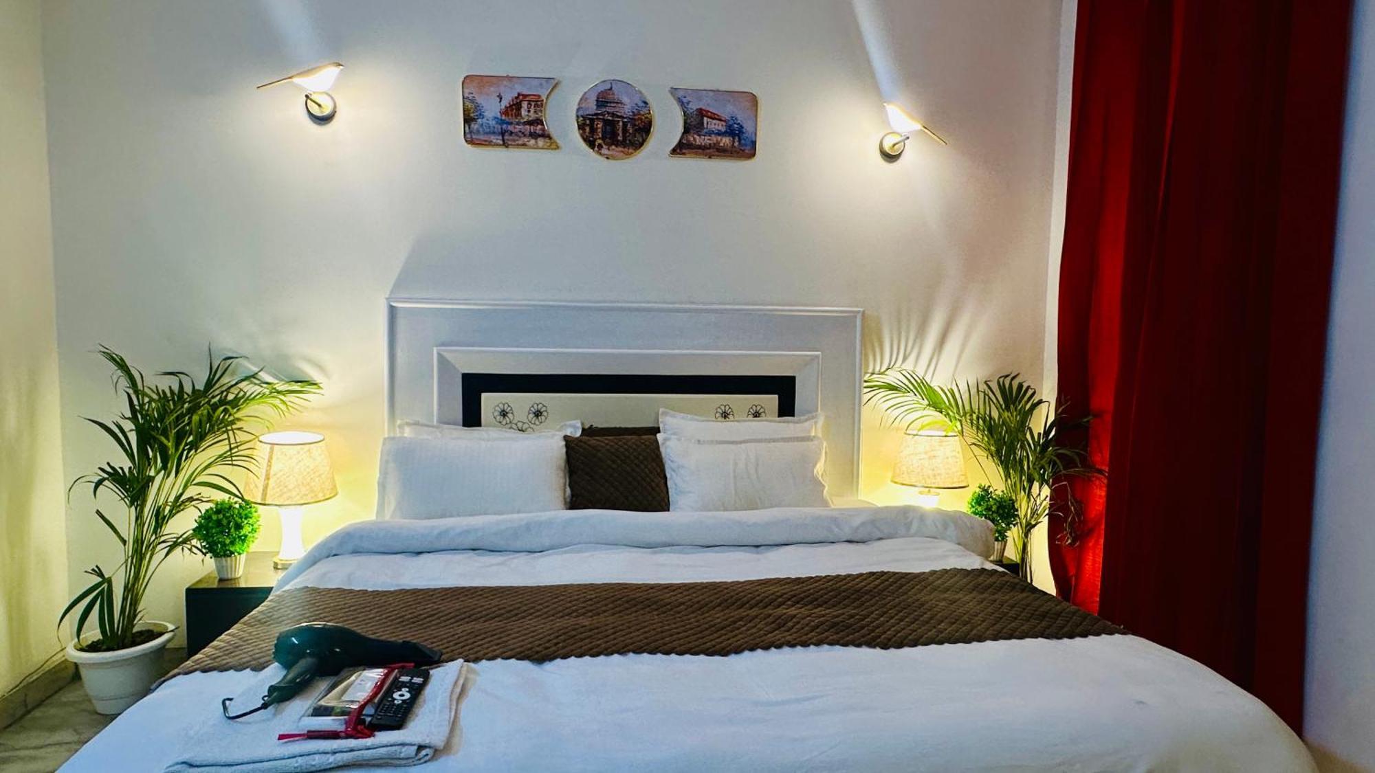 The White Scent-Near Noida Sector 18 Metro Hotell Eksteriør bilde