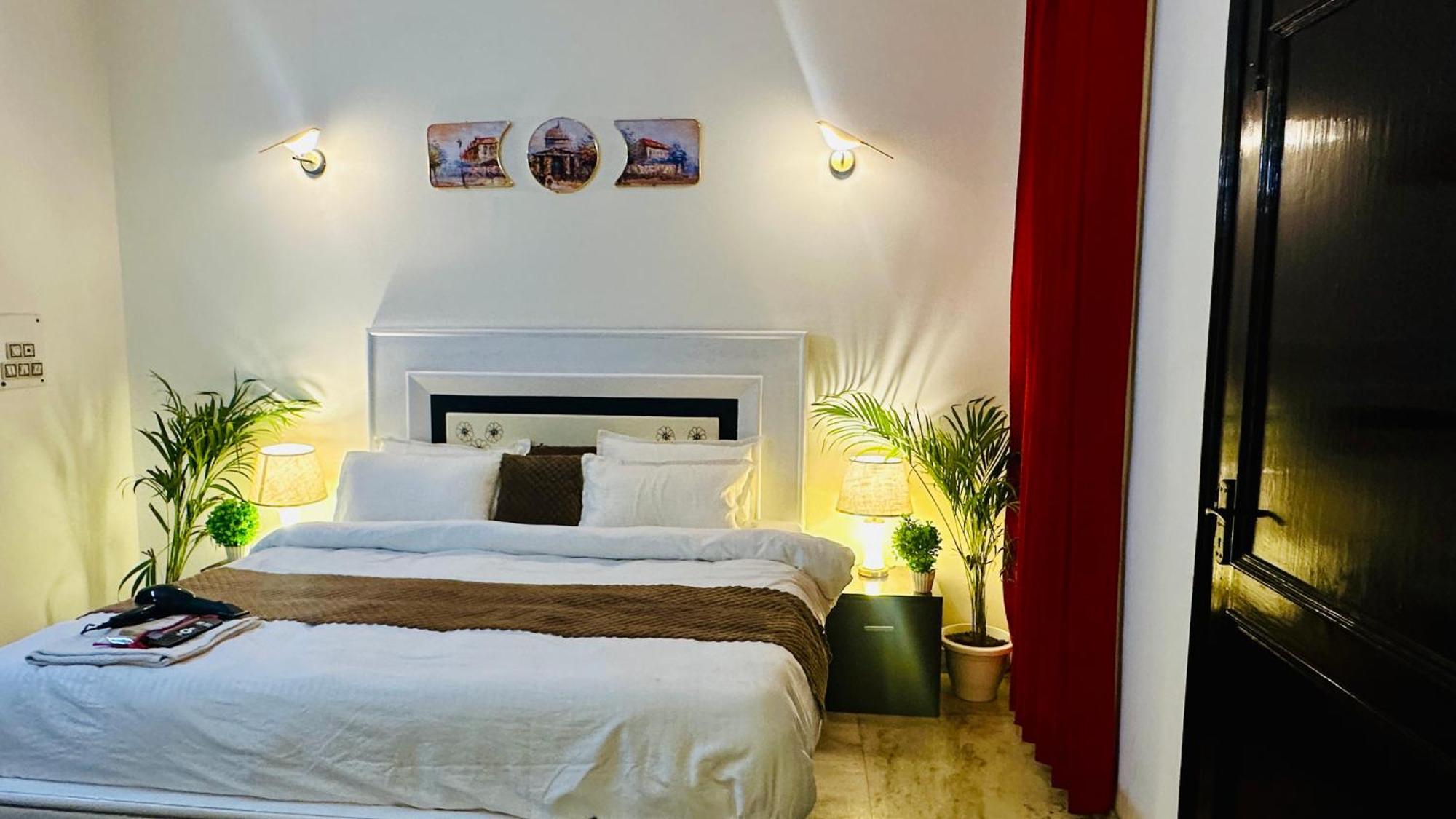 The White Scent-Near Noida Sector 18 Metro Hotell Eksteriør bilde